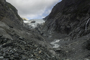 山间碎石与远处冰川景观
