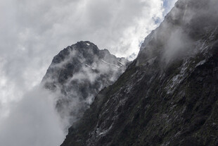 云雾缭绕的巍峨山峰