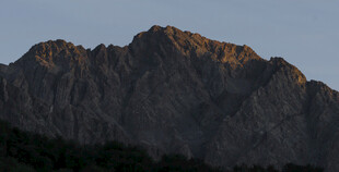 夕阳下的巍峨山峰