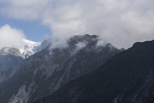 巍峨雪山云雾缭绕美景