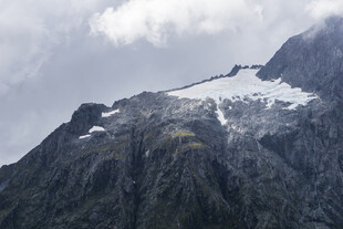 巍峨雪山壮丽景致