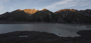 夕阳下的山水美景