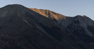 夕阳下的巍峨山峦