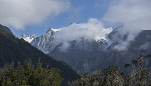 壮丽雪山云雾缭绕景观