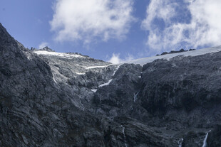 巍峨雪山壮丽景致