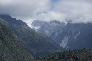 壮丽山峦云雾缭绕美景