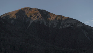 夕阳下的巍峨山峰