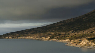 黄昏下的山水风光