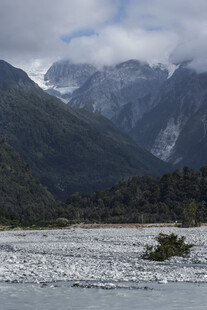 壮丽山川间的宁静水域