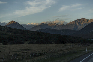 公路旁的壮丽山景