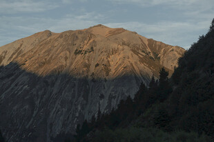 夕阳下的壮丽山峰