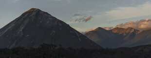 壮丽山景 夕阳下的巍峨山峰