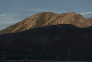 夕阳下的巍峨山峰