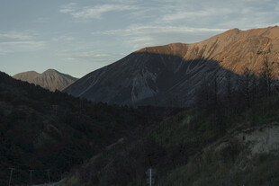 夕阳下的壮丽山峦景色
