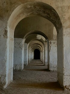 古老拱形长廊遗迹