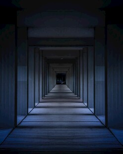 神秘幽暗的深邃走廊