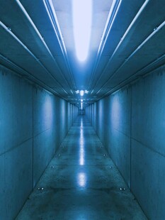 未来感科技风的狭长通道