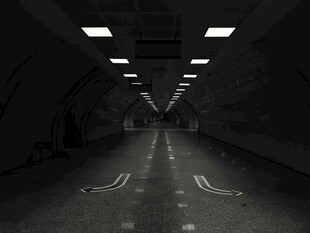 黑暗隧道中的明亮灯光