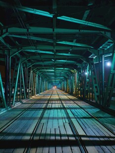 工业风桥梁内部夜景