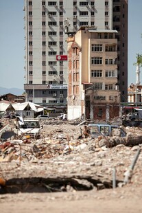 城市废墟中的建筑遗迹