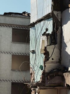 建筑外墙破损维修场景