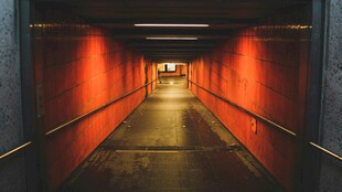 红色通道内的静谧景象