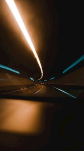 夜间公路车灯光影轨迹