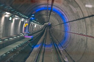 地铁隧道内部施工场景