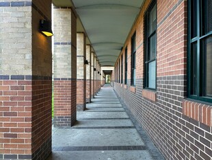 红砖长廊下的静谧通道