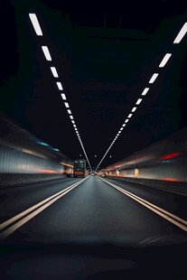 夜间公路光影轨迹