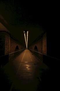 昏暗隧道中的神秘光线