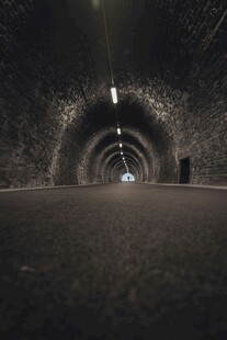 黑暗隧道尽头的微光