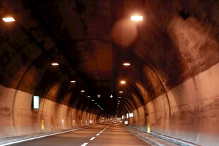 夜间隧道内的空旷道路