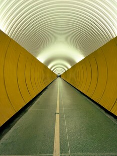 黄色隧道内的空旷通道