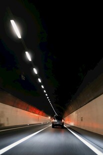 隧道中行驶的汽车