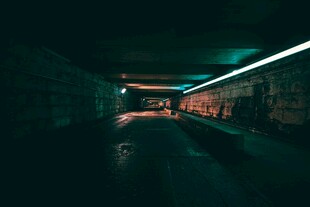 昏暗地下通道内的神秘景象