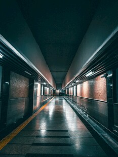 空旷地铁站通道夜景
