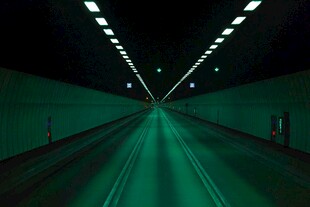 绿色灯光下的深邃隧道