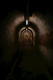 黑暗隧道中的微弱光亮