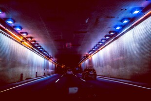 炫彩灯光下的隧道景象