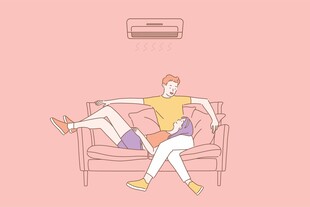 沙发上放松的男女