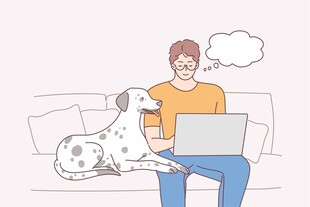 男子沙发上与狗用笔记本