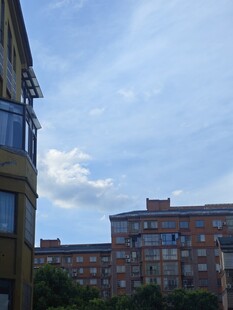 城市建筑与蓝天白云景观