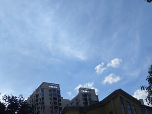 城市高楼与蓝天白云