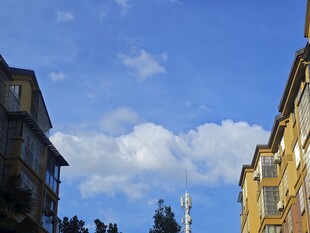 蓝天白云下的欧式建筑