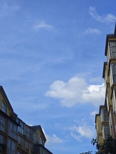 城市建筑与蓝天白云