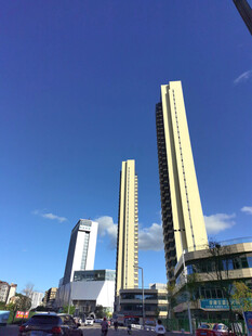 城市高楼与街道景象