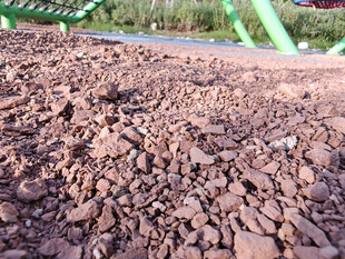 红褐色碎石地面特写