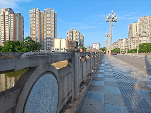 城市河畔步道与高楼景观