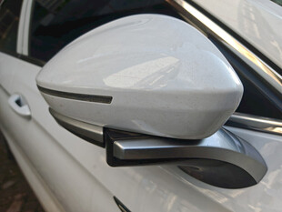 汽车白色后视镜特写